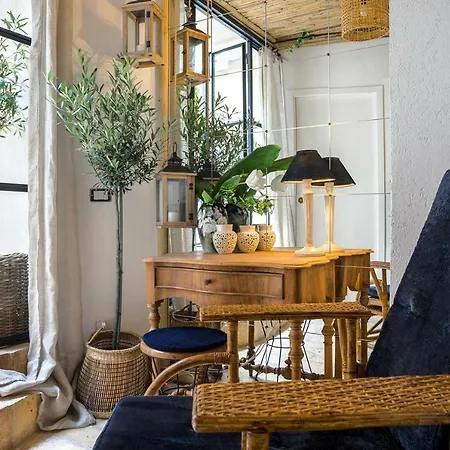 Trastevere Gem Cozy Light-filled Retreat Апартаменты *