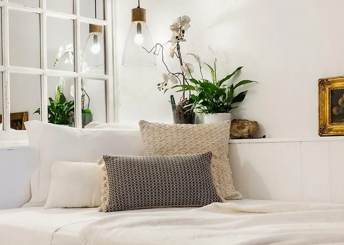 Trastevere Gem Cozy Light-filled Retreat Апартаменты *